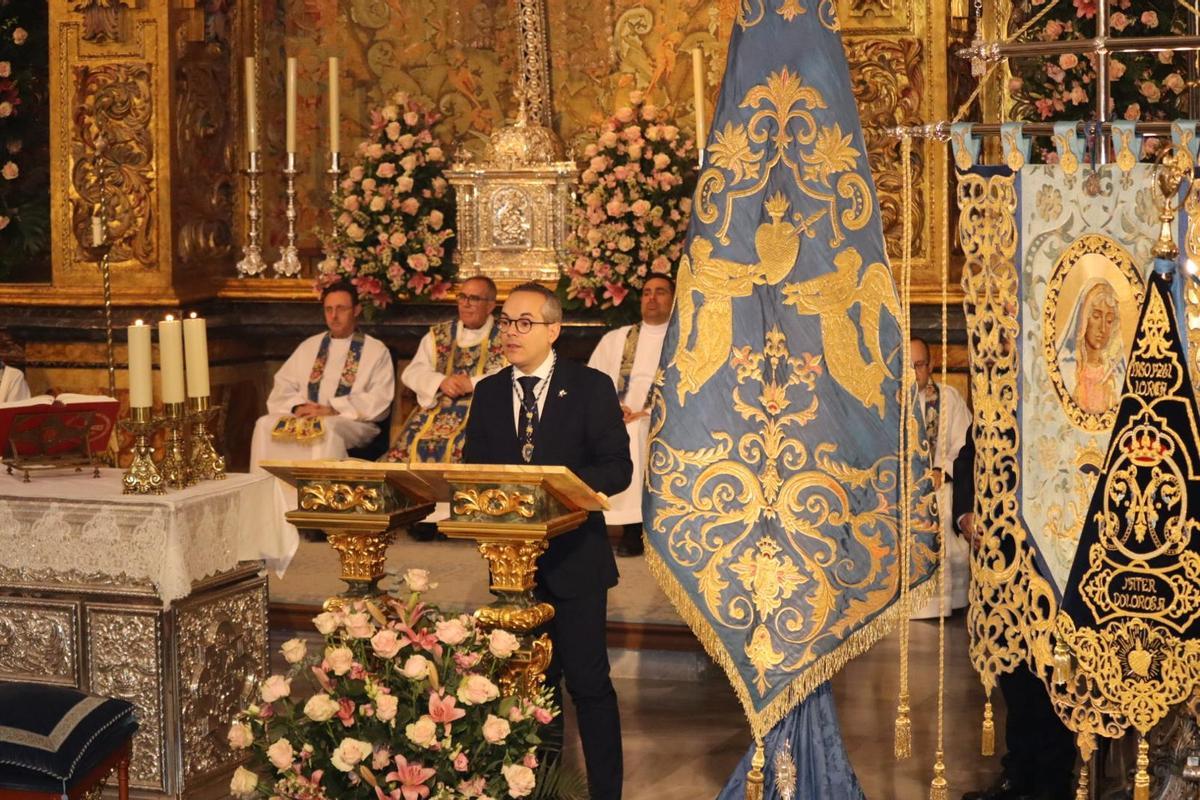 Miguel Ángel Peña, presidente del Paso Azul, durante su discurso.