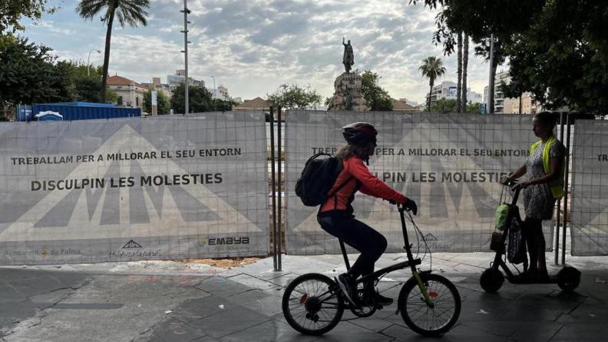 Los usuarios de bicicletas y patinetes siguen circulando por la Plaza de España.