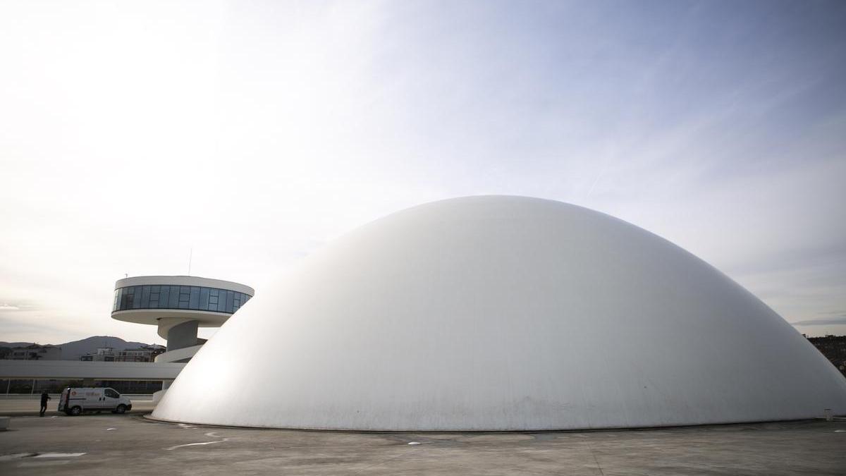 La cúpula del Niemeyer recupera el blanco original tras su limpieza