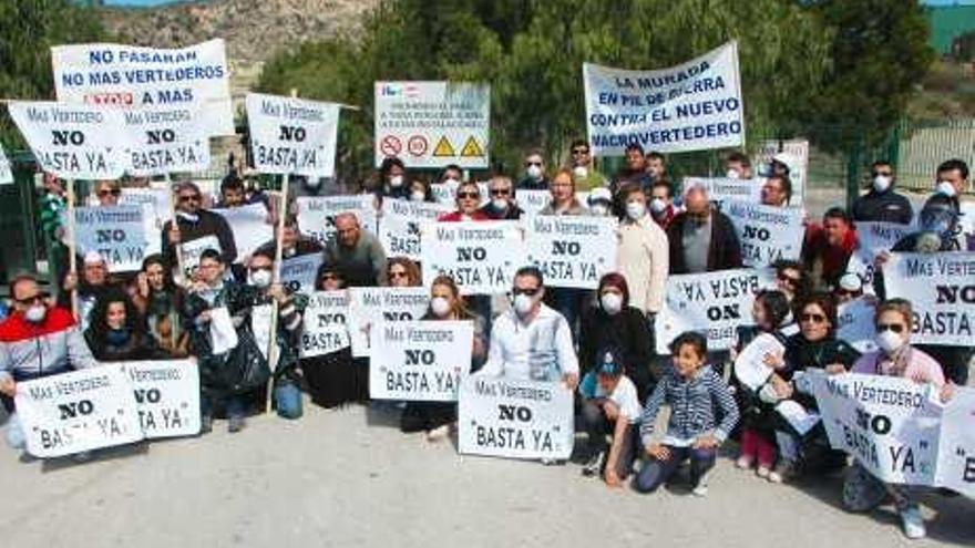 Protesta frente al vertedero de Abanilla