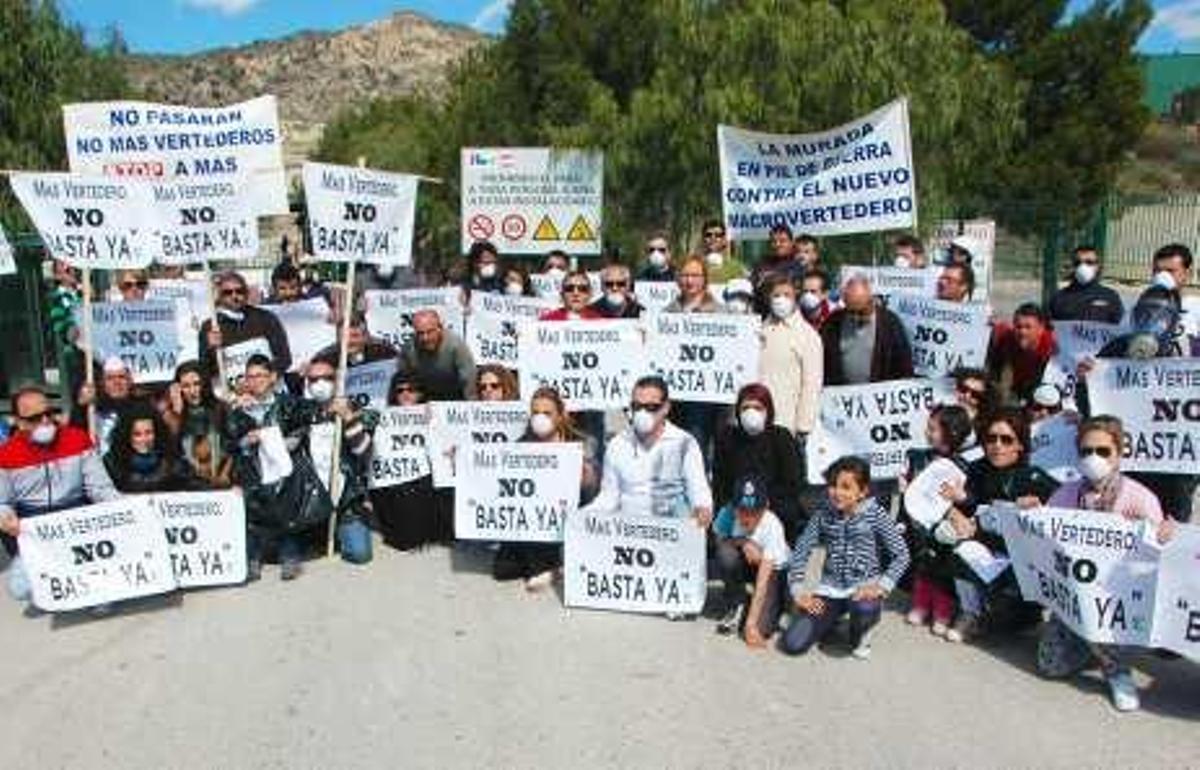 Concentración de Vertivega frente al vertedero.