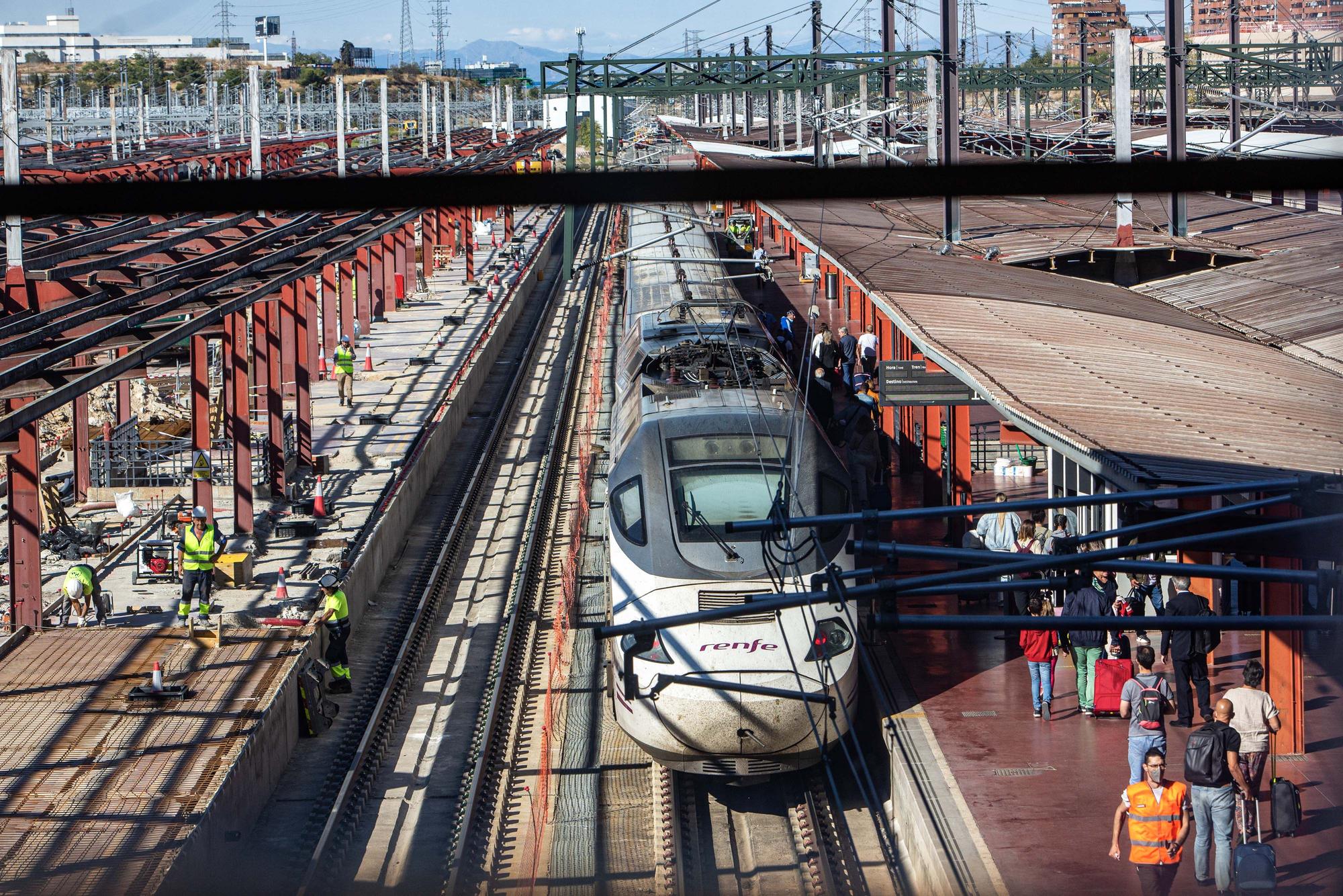 Imagen del tren AVE Alicante-Madrid en la Estación de Chamartín en obras
