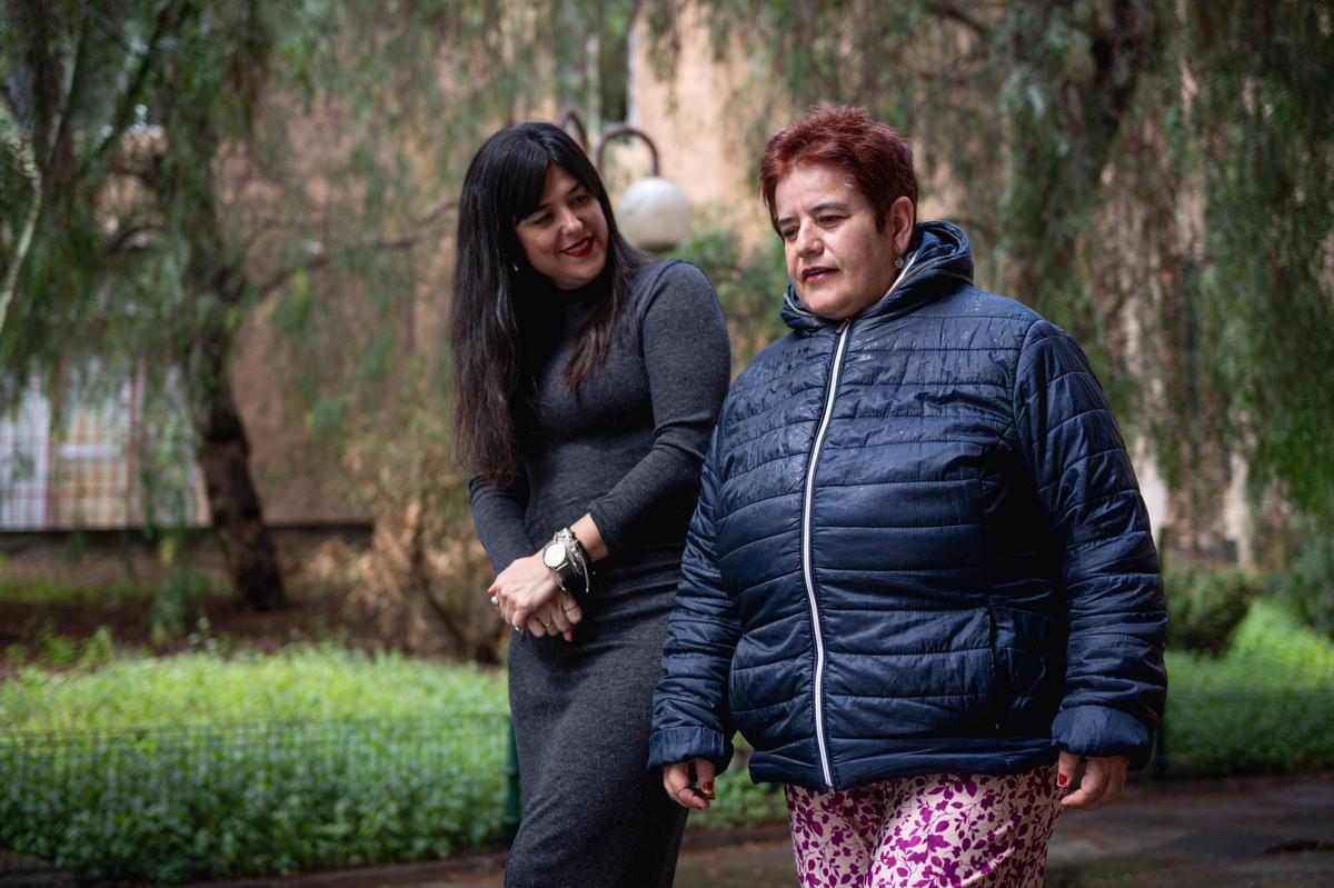 Genoveva, una de las personas apoyadas por la Fundación Sonsoles Soriano, junto a la directora, Tania Paredes.