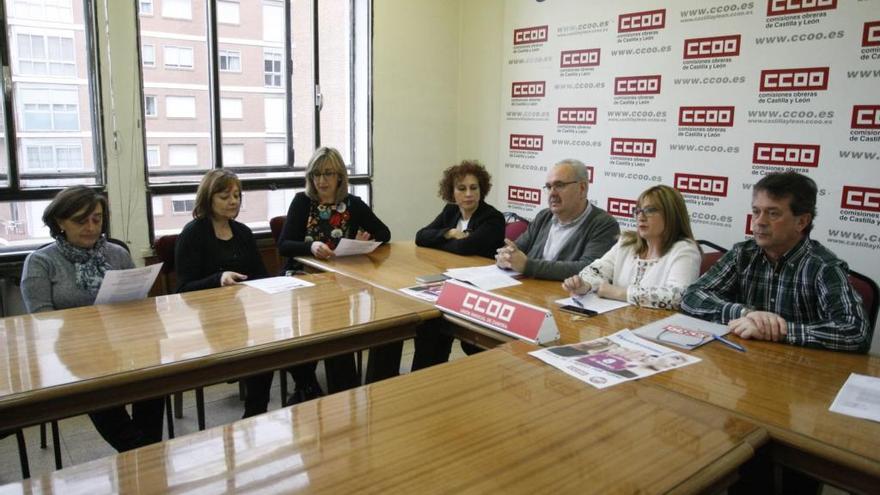 Representantes de CC OO y UGT, hoy.