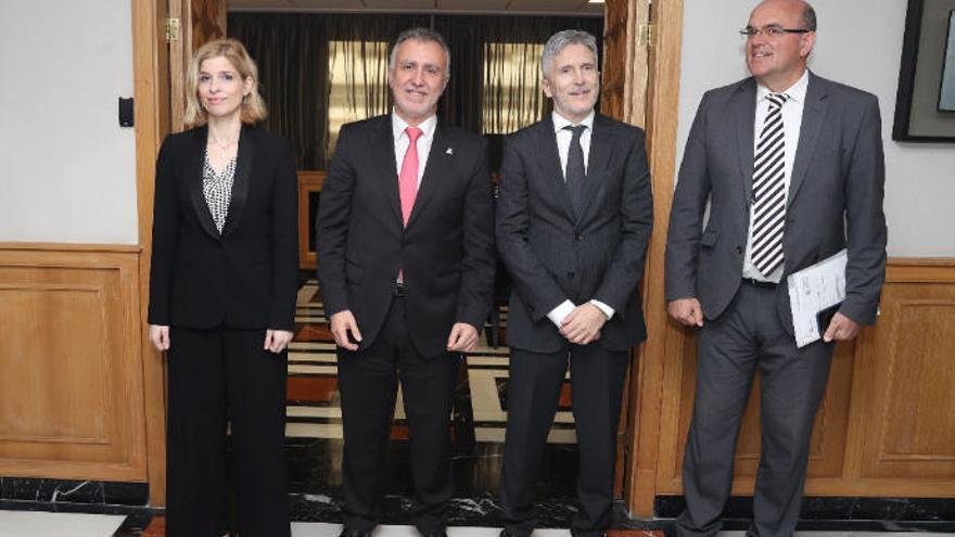 Fernando Grande-Marlaska y Ángel Víctor Torres, en el centro, tras la reunión.