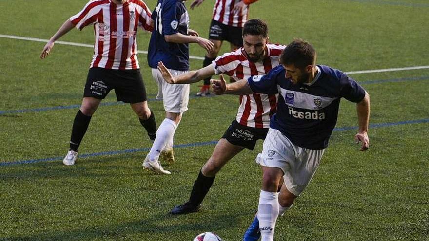 Álex Arias protege un balón en el partido del Marino contra el Siero.