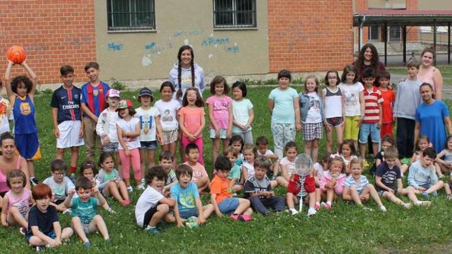 Participantes y monitores del campamento urbano de Noreña posando en las instalaciones del colegio.