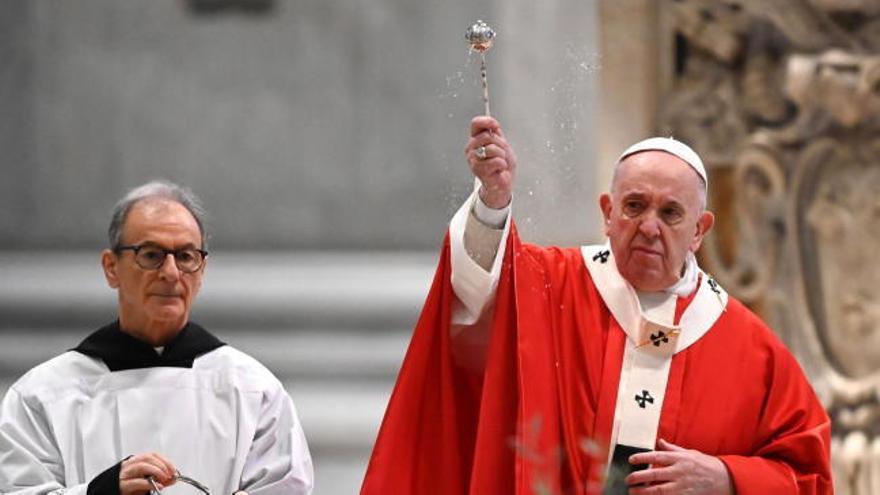 El papa oficia la misa de Domingo de Ramos en la Basílica de San Pedro casi vacía