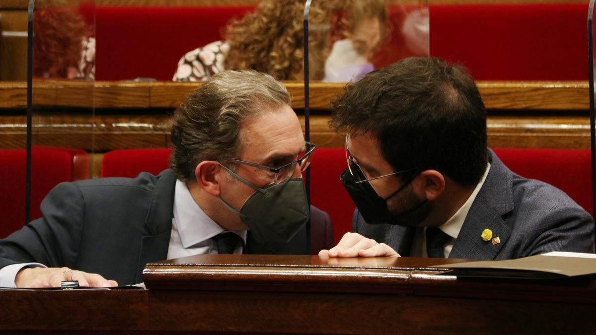 Jaume Giró conversa con Pere Aragonès en el Parlament