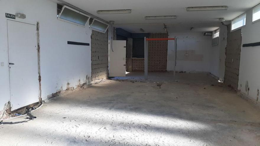 Trabajos de reforma en la zona del bar de las piscinas. | SERVICIO ESPECIAL