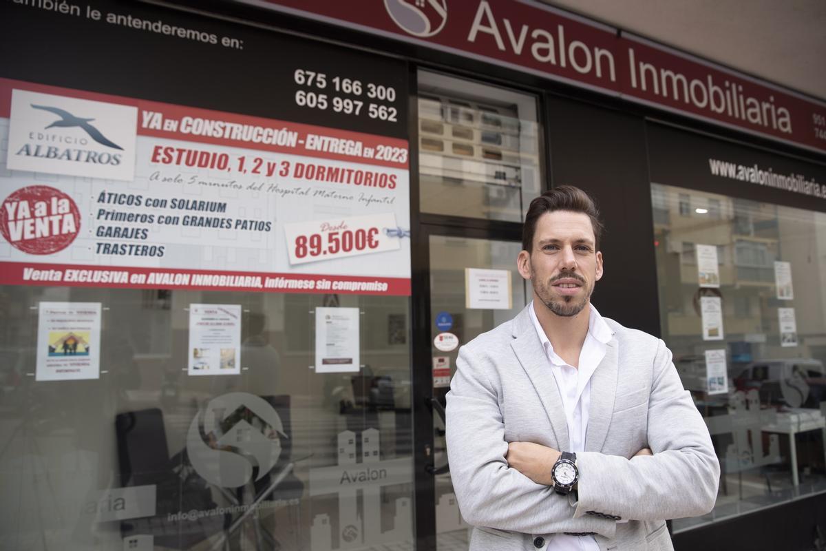 El comercial de la Inmobiliaria Avalon frente a su oficina en Málaga.