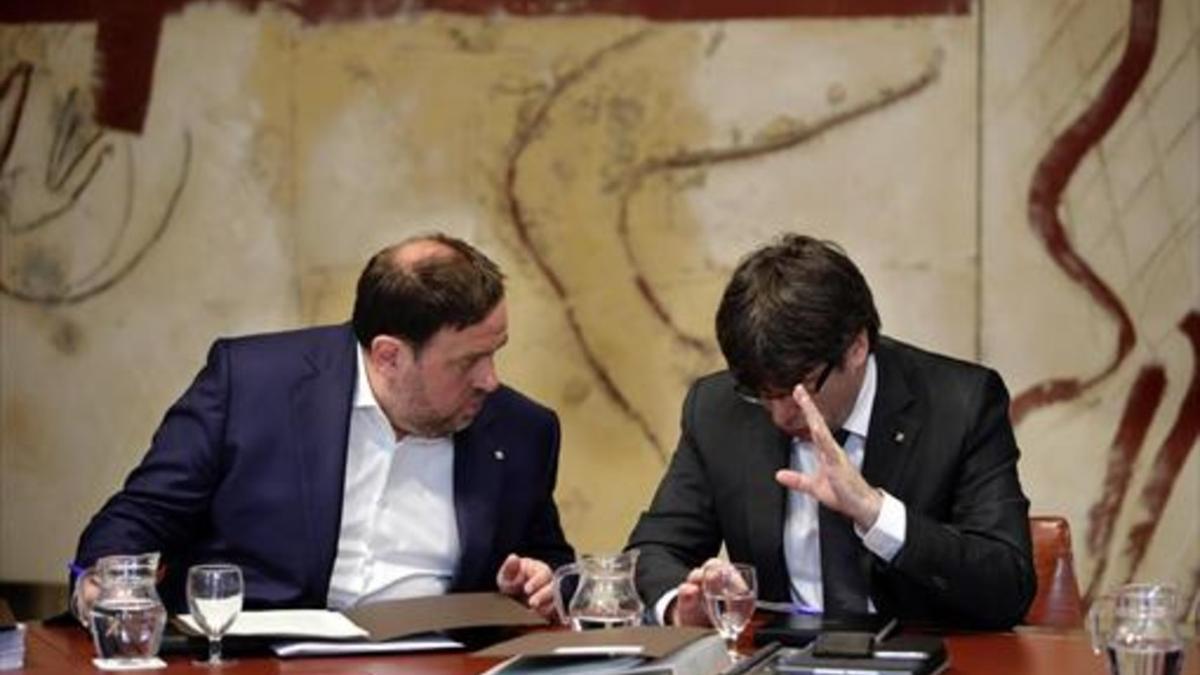El vicepresidente del Govern, Oriol Junqueras, y el 'president' Carles Puigdemont, en el Consell Executiu de este martes.