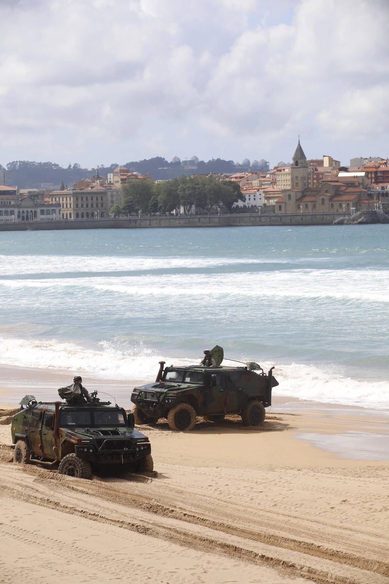 EN IMÁGENES: Así se ensaya el desembarco en la playa de San Lorenzo de Gijón