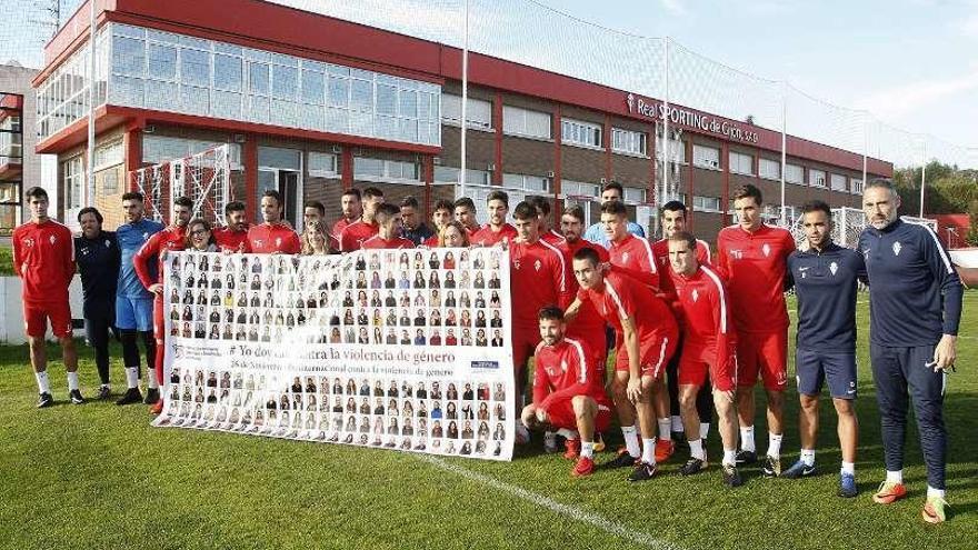 La plantilla del Sporting apoya la campaña contra la violencia machista