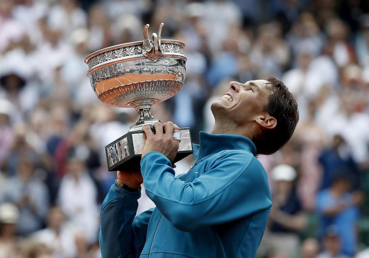 Rafa Nadal levanta la copa ayer en París tras batir al austriaco Thiem. | efeParis (France), 10/06/2018.- Rafael Nadal of Spain celebrates with the trophy after winning his 11th French Open title against Dominic Thiem of Austria during their men'Äôs final match during the French Open tennis tournament at Roland Garros in Paris, France, 10 June 2018. (España, Abierto, Abierto, Tenis, Francia) EFE/EPA/CHRISTOPHE PETIT TESSON French Open tennis tournament at Roland Garros. TENIS. ROLAND GARROS. FINAL