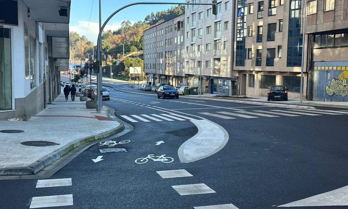 Carril bici en Milladoiro, izquierda, que se está utilizando para estacionar coches