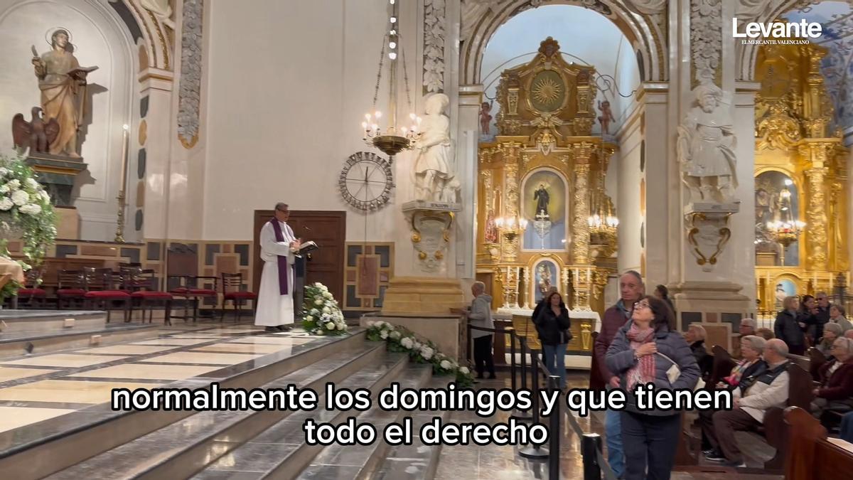 El párroco de los Santos Juanes ante el aluvión de visitantes para ver los frescos recién restaurados