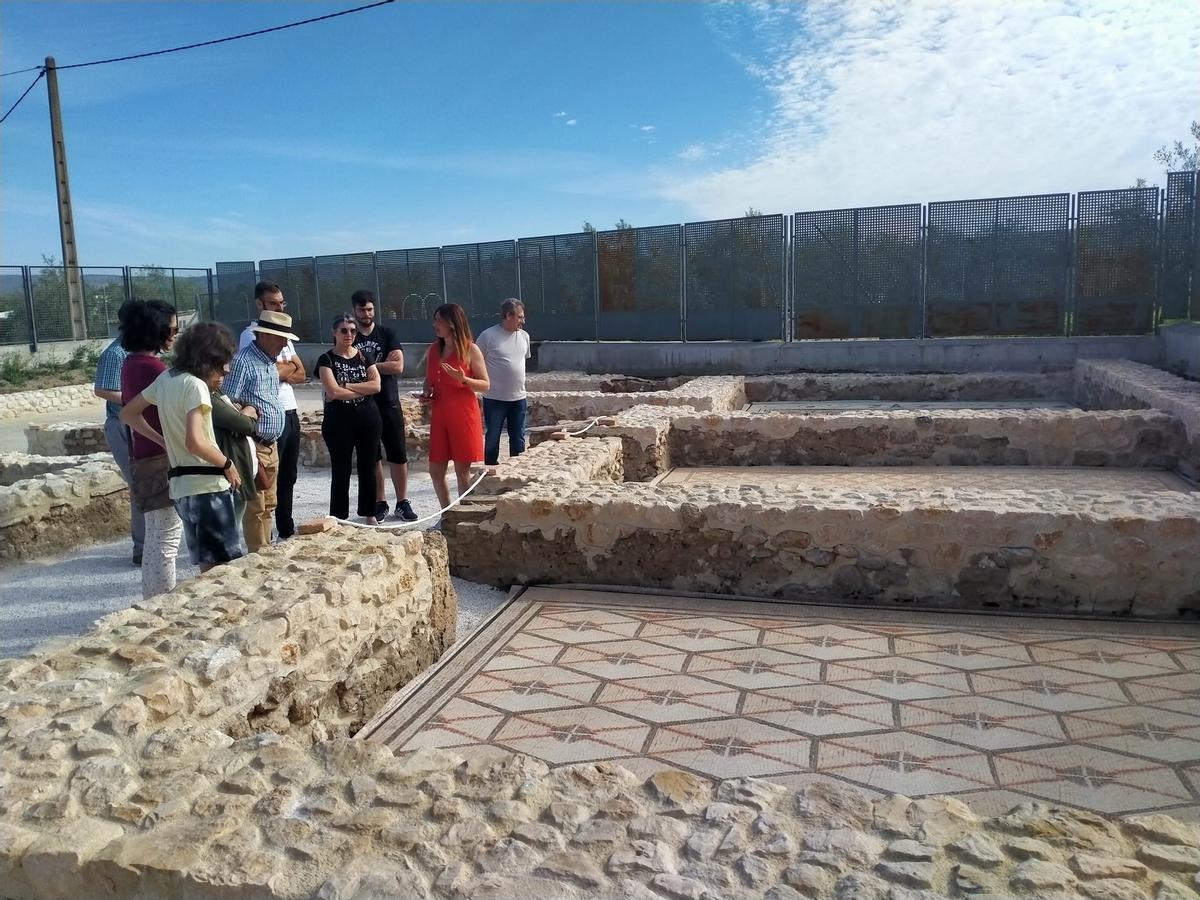 Visita al yacimiento arqueológioc de la Villa del Mitra, en Cabra.