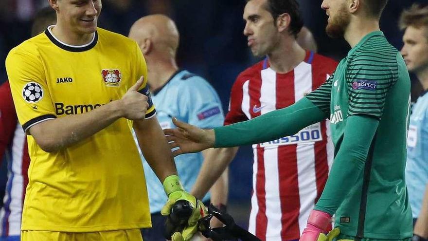 Oblak, felicitado por Leno, portero del Leverkusen, al final del partido.