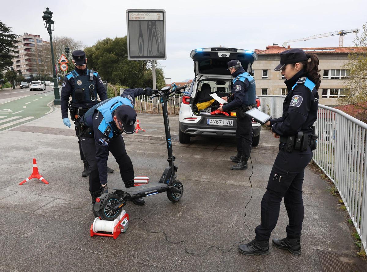 Agentes de la Policía Local de Vigo realizan un control a un patinete eléctrico el pasado mes de marzo.