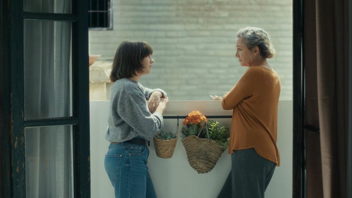 Sonia Almarcha, a la derecha, en el cortometraje "A certa distància", de Laura Pérez