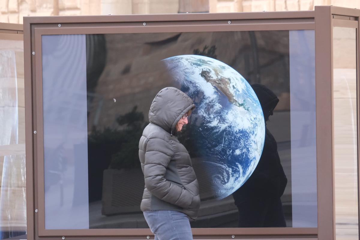 Una fotografía del planeta Tierra en la exposición ubicada en la Plaza del Congreso Eucarístico.