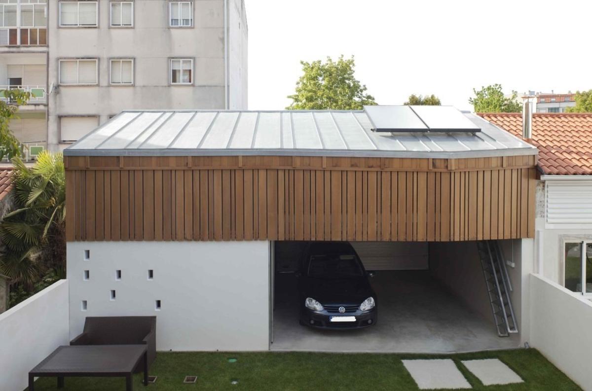Premio Gran de Area 2014, del COAG, por una casa en Silleda, y Mención Especial Premio Juana de Vega de Arquitectura 2014.