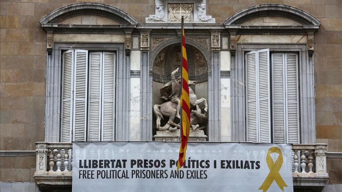 La fachada de la Generalitat, esta tarde, con el lazo amarillo en el balcón