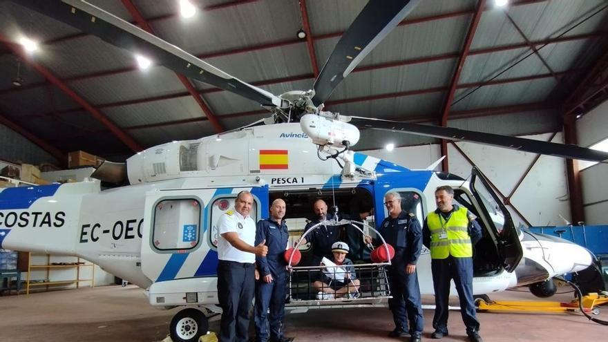 El niño evacuado en helicóptero desde Ons vuelve al Pesca 1 para reencontrarse con su tripulación