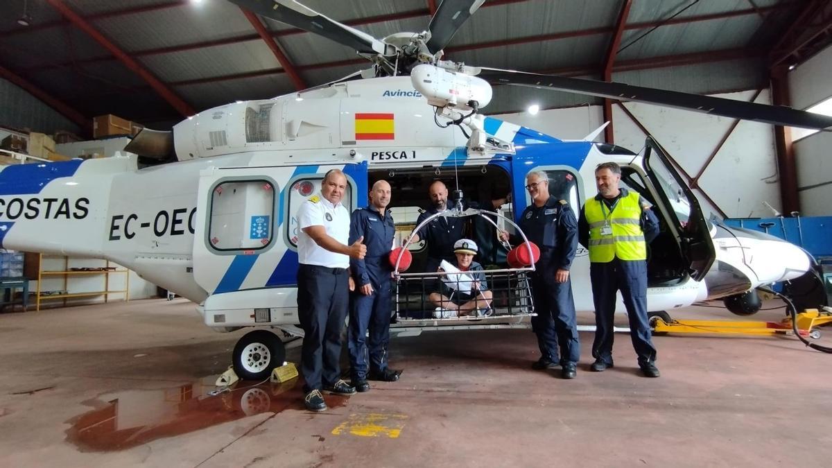 Del susto en Ons al abrazo en Vigo: el reencuentro del niño evacuado de Ons con la tripulación del Pesca 1