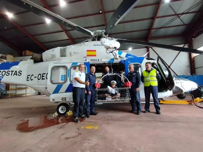 El niño evacuado en helicóptero desde Ons vuelve al Pesca 1 para reencontrarse con su tripulación