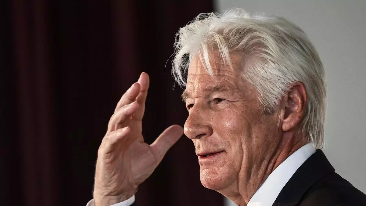 Richard Gere pide no ignorar las consecuencias del colonialismo en las crisis migratorias actuales
