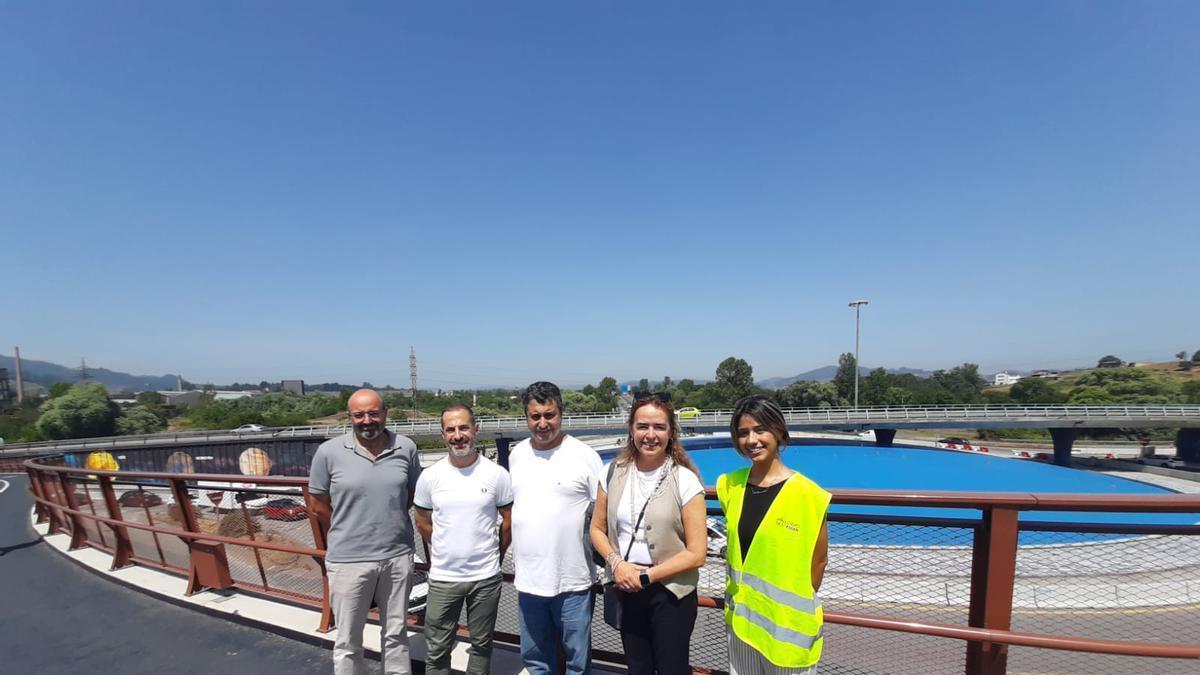 Por la izquierda, José Antonio Martínez (técnico municipal) Ángel García, Javier Rodríguez, la paisajista Verónica Durán y Antonella Zabala, de la empresa adjudicataria, ante la rotonda.