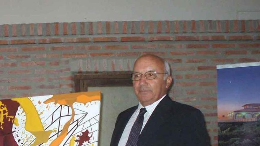 Fariña posa junto a una de las obras elegidas para El Primero. Foto