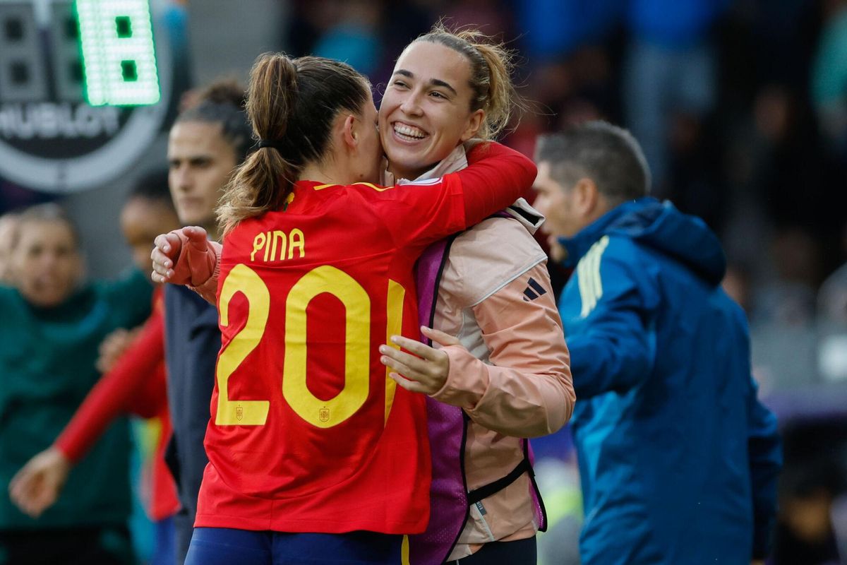 Claudia Pina celebra con Cata Coll el golazo a la escuadra que significó el 5-2 ante Bélgica.