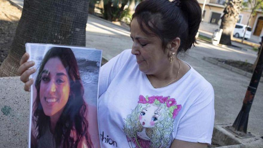 Soraya posa con un retrato a gran tamaño de su hija. La imagen fue tomada a finales de mayo; ella aún esperaba encontrarla viva.