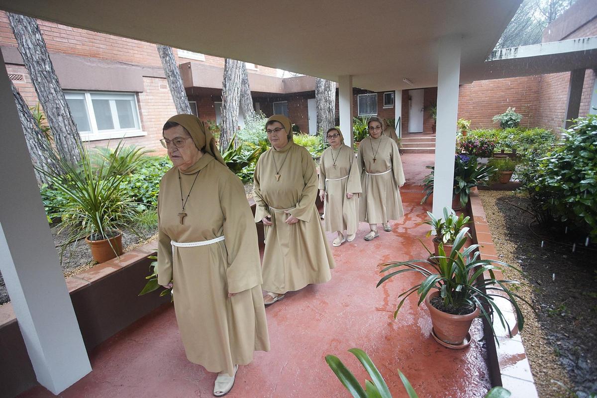 Algunes de les monges, travessant el pati del convent.