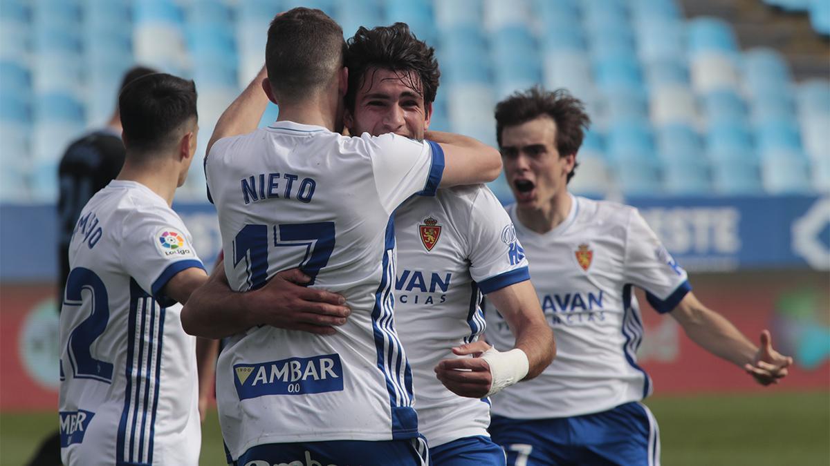 El Zaragoza celebra uno de los goles al Almería