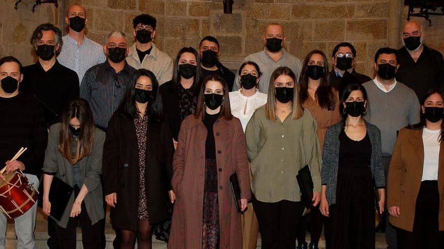 Gaiteiro y coro que actuaron en la iglesia de Santiago dentro del ciclo música sacra en la Semana Santa de Betanzos.   | // JOSÉ J. PRESEDO