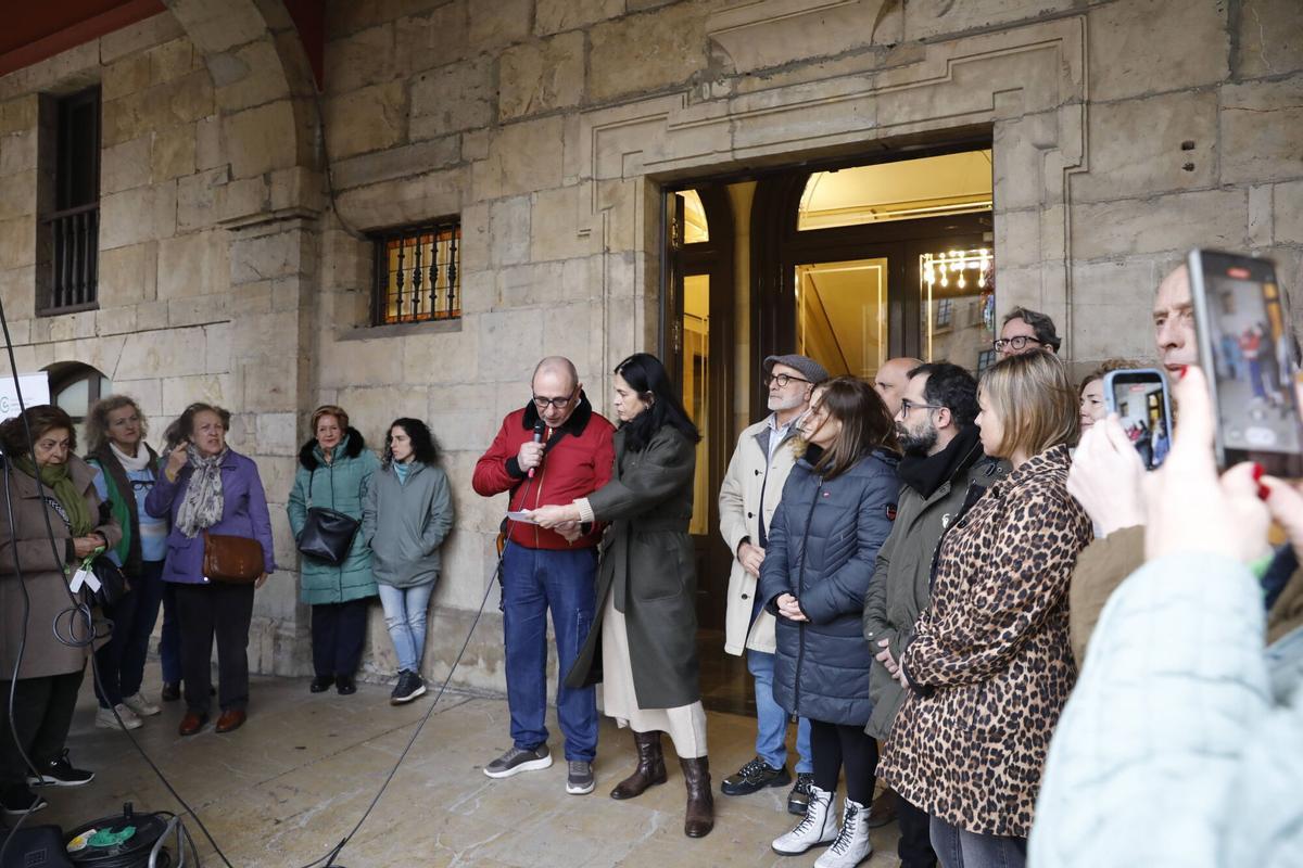 Lectura del manifiesto por el paciente Carlos Pena, acompañado de la presidenta de la AECC en Avilés, Carmen Fernández.