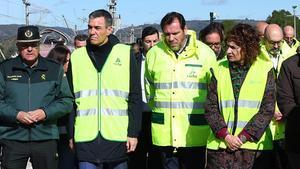 El presidente del Gobierno, Pedro Sánchez; el ministro de Transportes y Movilidad Sostenible, Óscar Puente, y la vicepresidenta primera y ministra de Hacienda, María Jesús Montero, en la zona afectada por el accidente ferroviario ocurrido en Adamuz.
