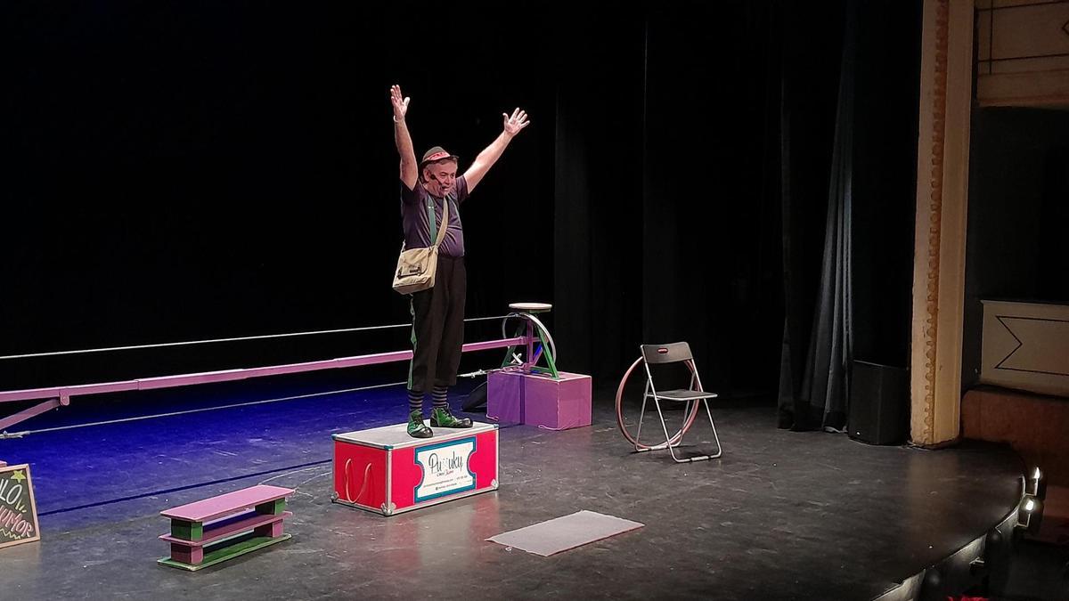 "Pumuky" combina circo y humor en el teatro Fundos-Latorre de Toro