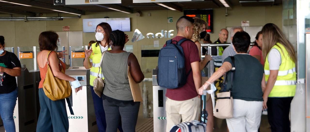 Dues informadores de Renfe donen explicacions als usuaris de Rodalies a l&#039;estació de Sabadell Nord