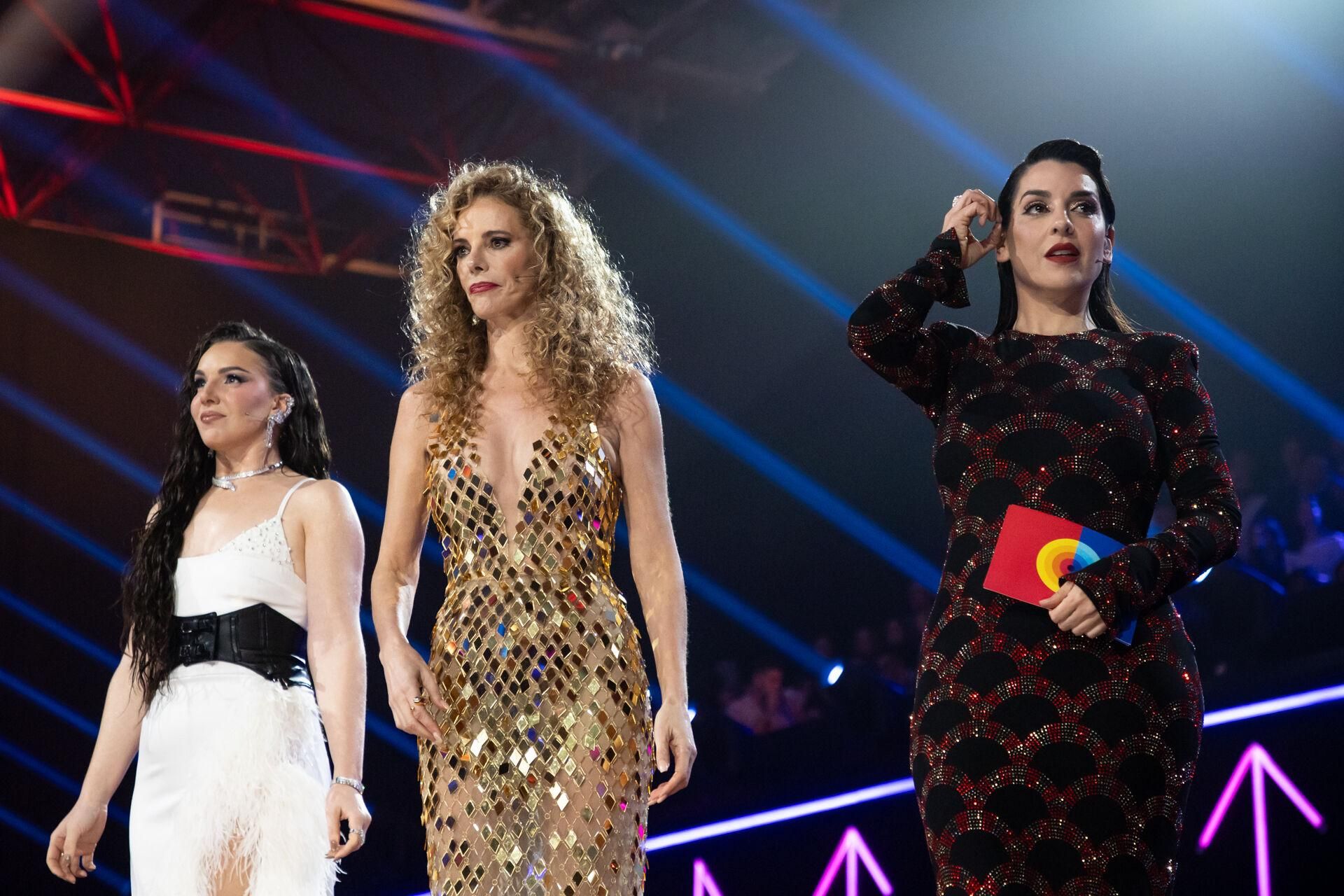 (I-D) Las presentadoras Inés Hernand, Paula Vázquez y Ruth Lorenzo, durante la gala final del Benidorm Fest 2025, a 1 de febrero de 2025, en Benidorm, Alicante, Comunidad Valenciana (España). El pasado 28 de enero comenzó el Benidorm Fest 2025 con la celebración de la primera semifinal y el día 30 se disputó la segunda semifinal. El festival que se ha desarrollado durante seis días, culmina hoy con la coronación de aquella o aquel que sucederá a la artista Nebulossa y representará a España en Eurovisión 2025. 01 FEBRERO 2025;GALA FINAL;BENIDORM FEST;FINAL; Joaquín Reina / Europa Press 01/02/2025. INÉS HERNAND;PAULA VÁZQUEZ;RUTH LORENZO;Joaquín Reina;category_code_sho;
