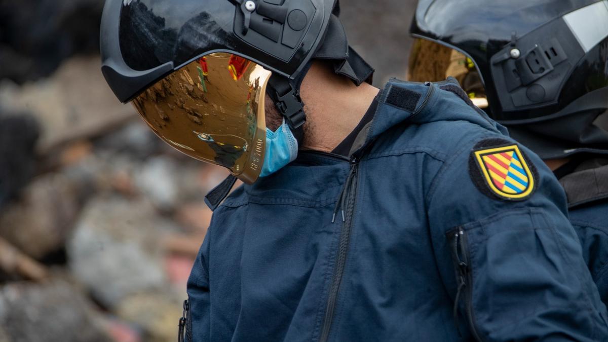 Miembros de la UME se adentran en las coladas del volcán para analizar la calidad del aire en La Palma.