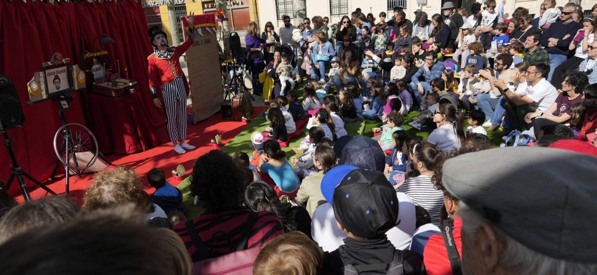 Una de las actuaciones de calle del Festival Internacional de Títeres y Marionetas. | J. L. F. (ARCHIVO)