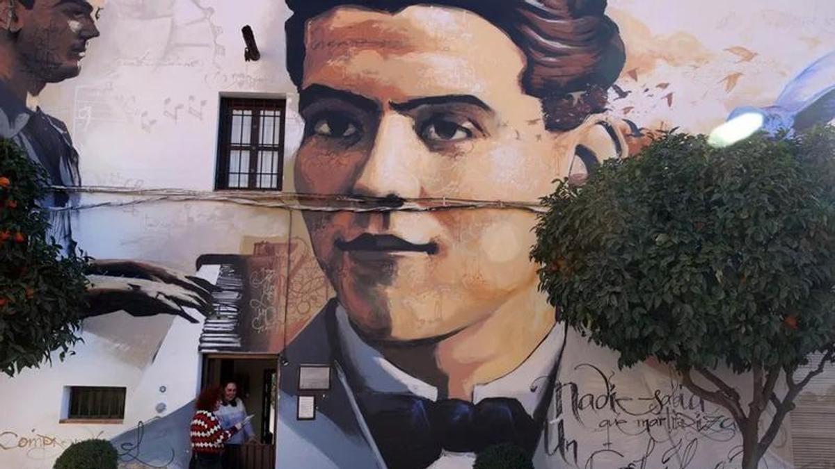 Retrato de Federico García Lorca pintado en la fachada de la casa natal del poeta en Fuentevaqueros (Granada).