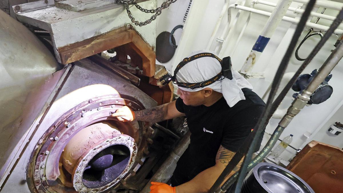 Un trabajador de la industria naval.