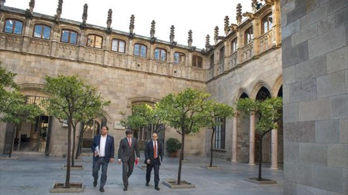 Junqueras, Puigdemont y Turull,ayer, en el Palau de la Generalitat.