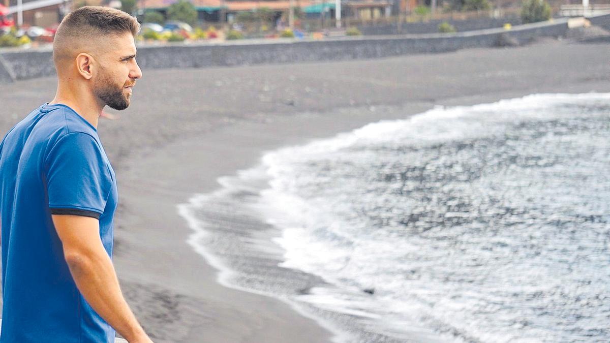 Iván Hernández, propietario del restaurante Montecarlo, ante la playa de Tazacorte.